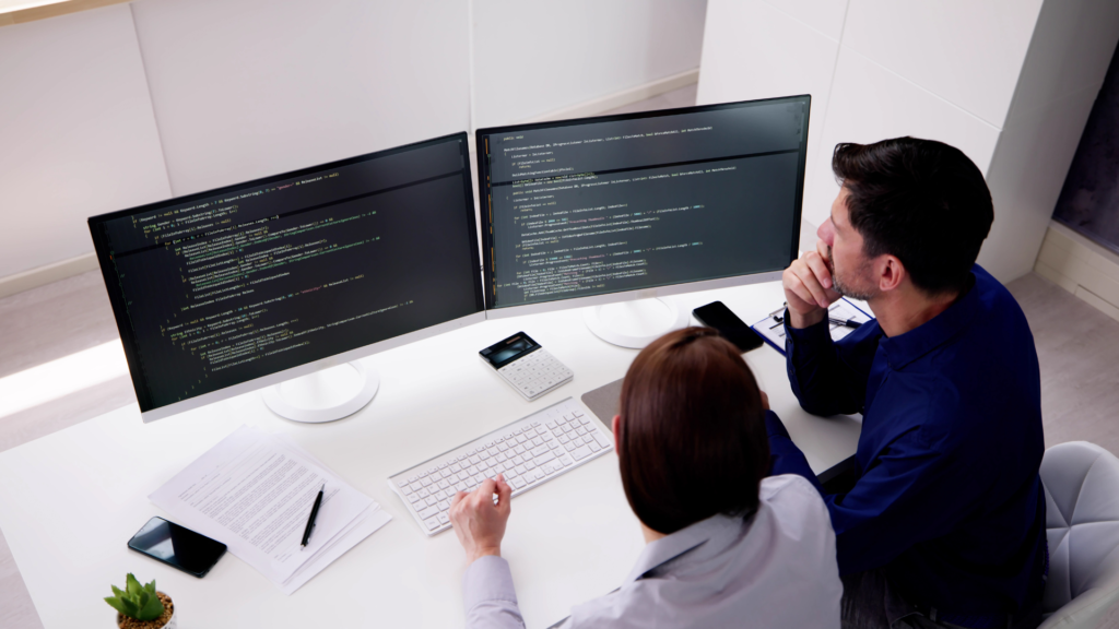 Equipo de programación trabajando